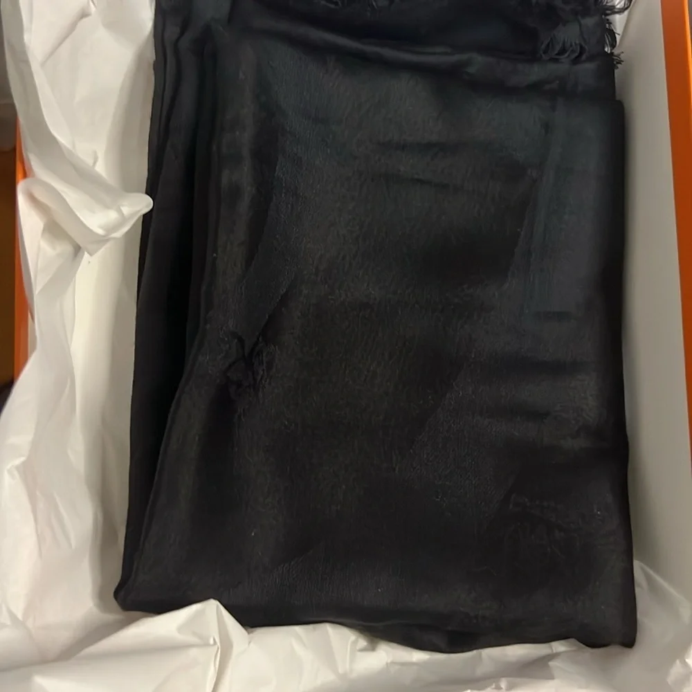 HERMÉS black pashmina long scarf with the tissue and Hermes rope and box - Picture 5 of 14
